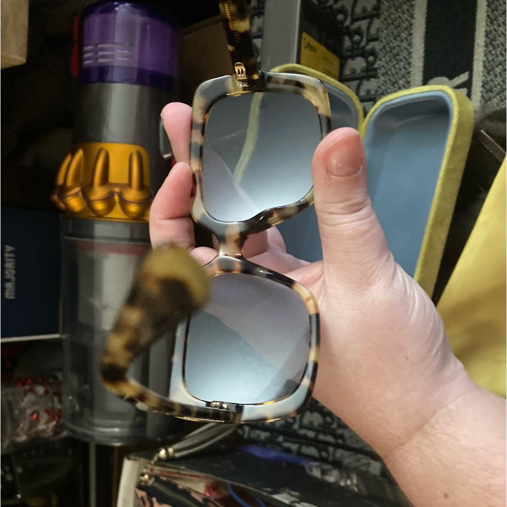 Tortoise Gucci Sunnies with Crystal Gucci written on both sides, brand new - Picture 3 of 11